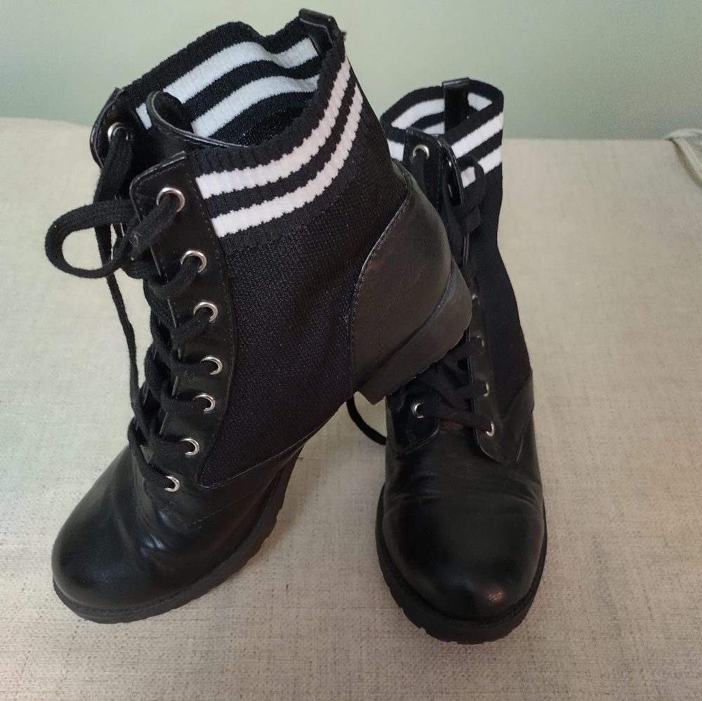 Report women’s Debbie lace up ankle combat boots Sz 8 black faux leather & knit